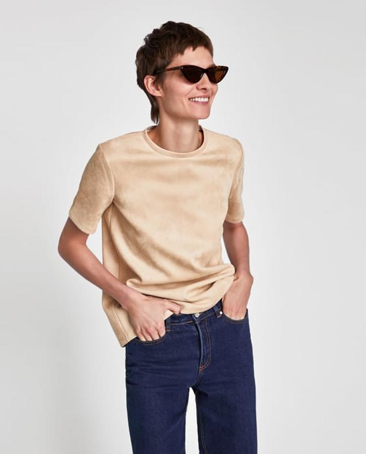 Camiseta de antelina color beige de Zara. Precio: 17,95 euros.