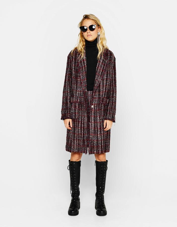 Abrigo largo de tweed de Bershka. Precio: 19,99 euros.