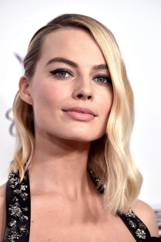 Margot Robbie con su media melena semirrecogida en un lado, pulida en las raíces y con ondas suaves en las puntas. Un peinado perfecto para la noche.