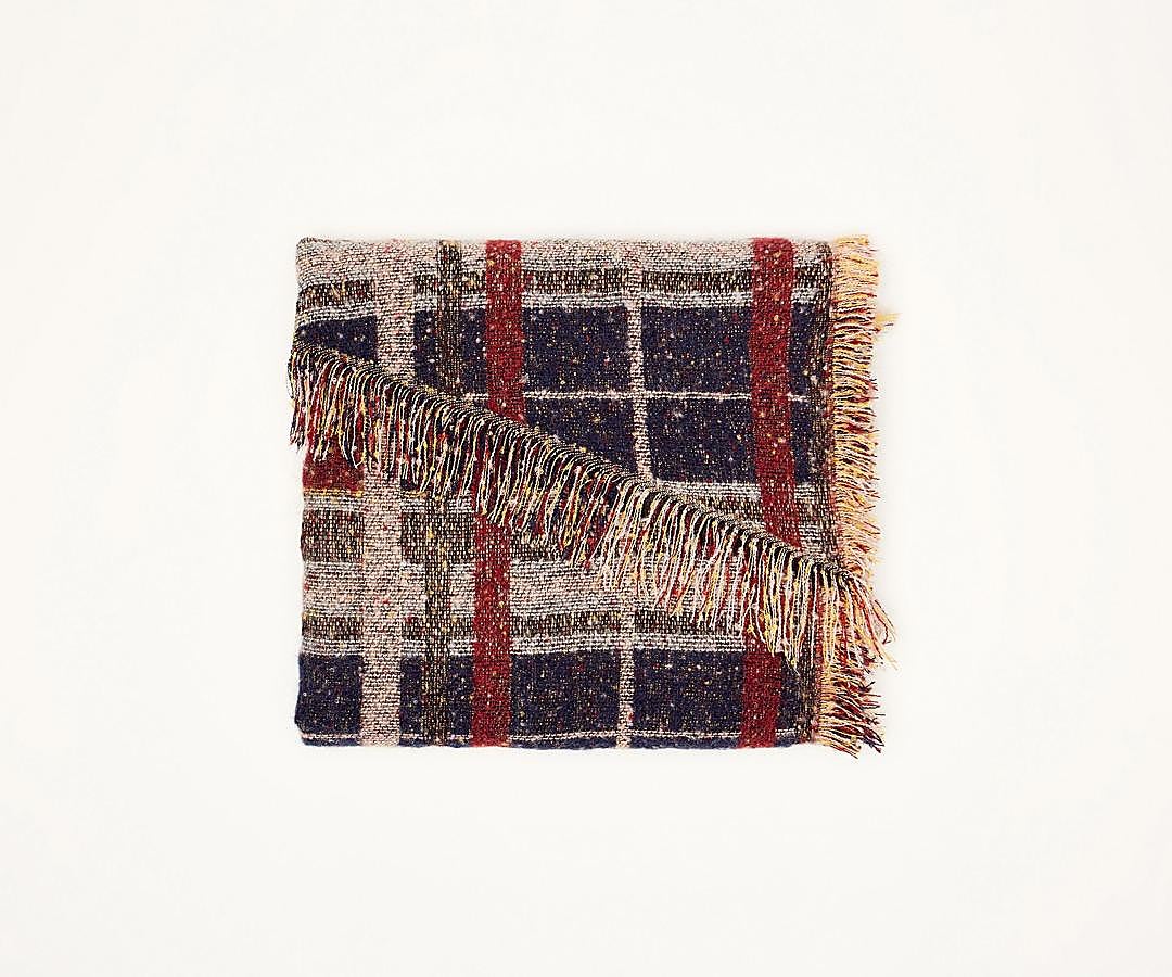 Bufanda de cuadros de Sfera. Precio: 7,99 euros.