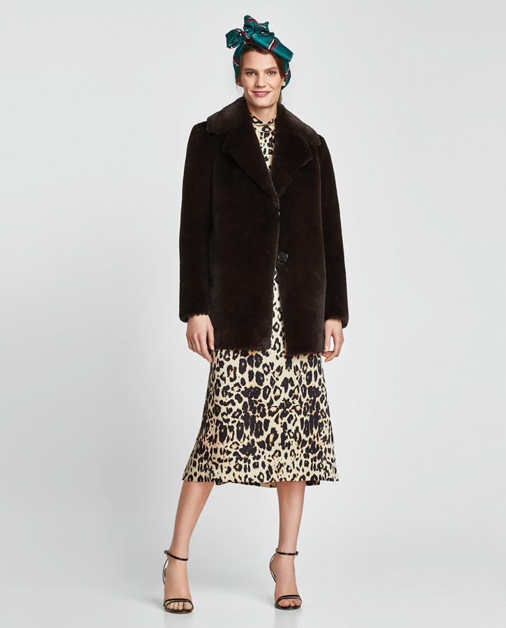 Abrigo de pelo de Zara. Precio: 49,99 euros.