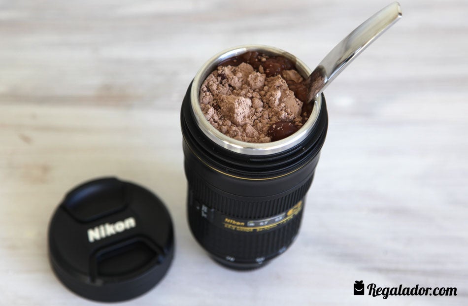 El postureo nos tiene a todos encandilados. ¿Vas a decir que no es una idea bien atractiva? Este termo con forma de objetivo es súper práctico y original. ¿Qué más se puede pedir de un regalo?