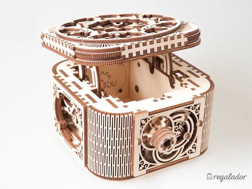 ¿Tienes algo especial que decirle? Esta caja es la ideal para esconder los mejores secretos. Estará un rato intentando dar con ella. Mejor, así te da tiempo a cocinarle.