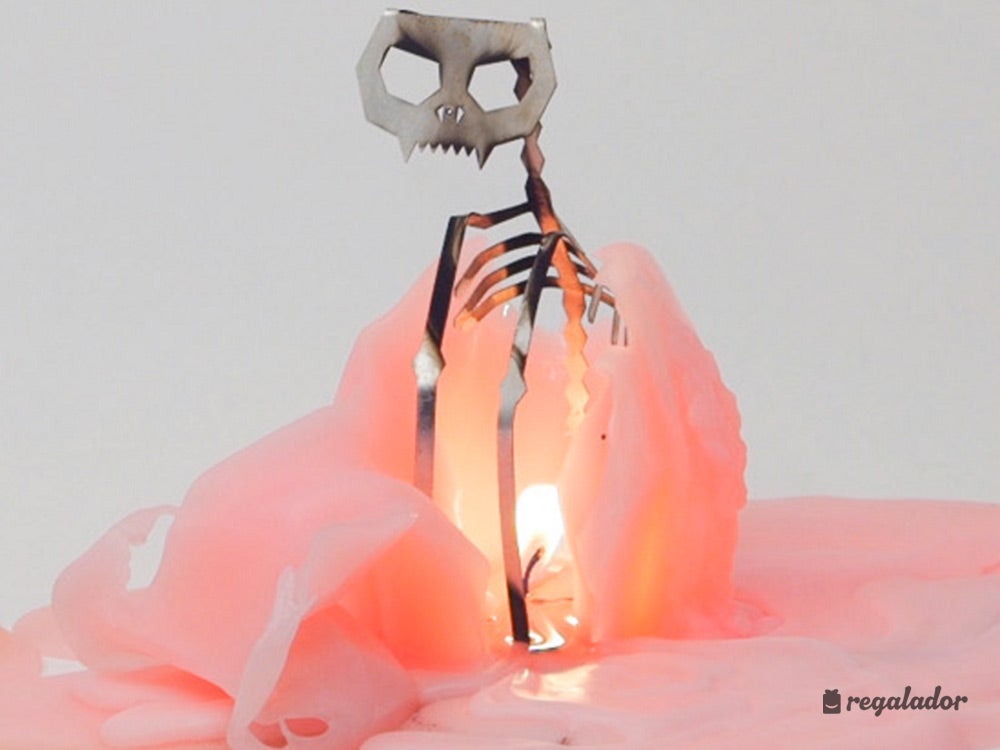 ¡Sorpresa! Por regalos originales será... Esta vela guarda un secreto.