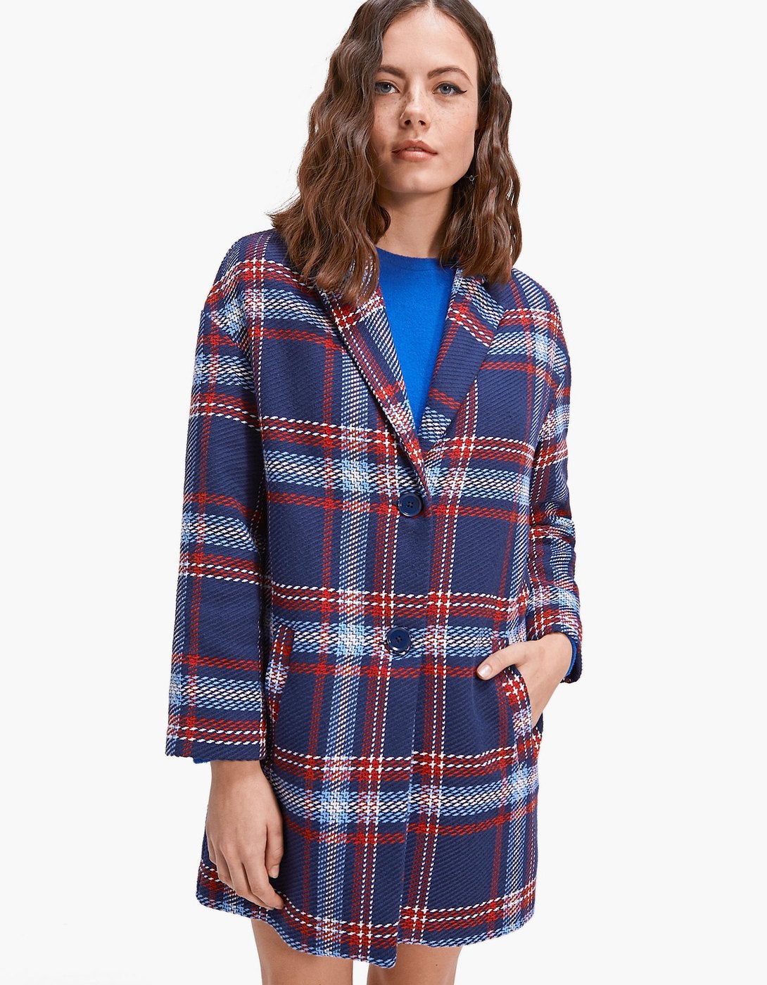 Abrigo de cuadros con la manga caída de Stradivarius. Precio: 39,99 euros.