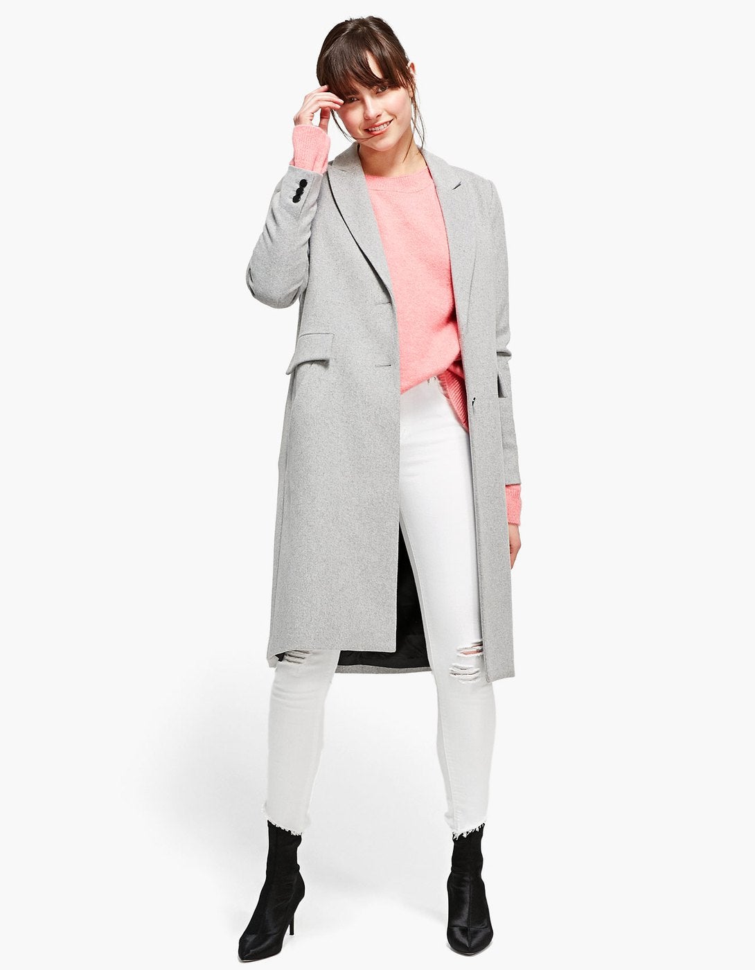 Abrigo largo gris de Stradivarius. Precio: 49,90 euros.