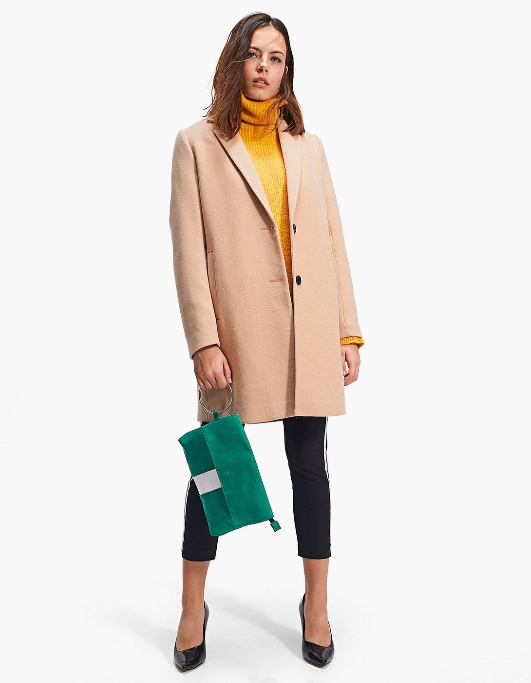 Abrigo color cámel de Stradivarius. Precio: 49,99 euros.