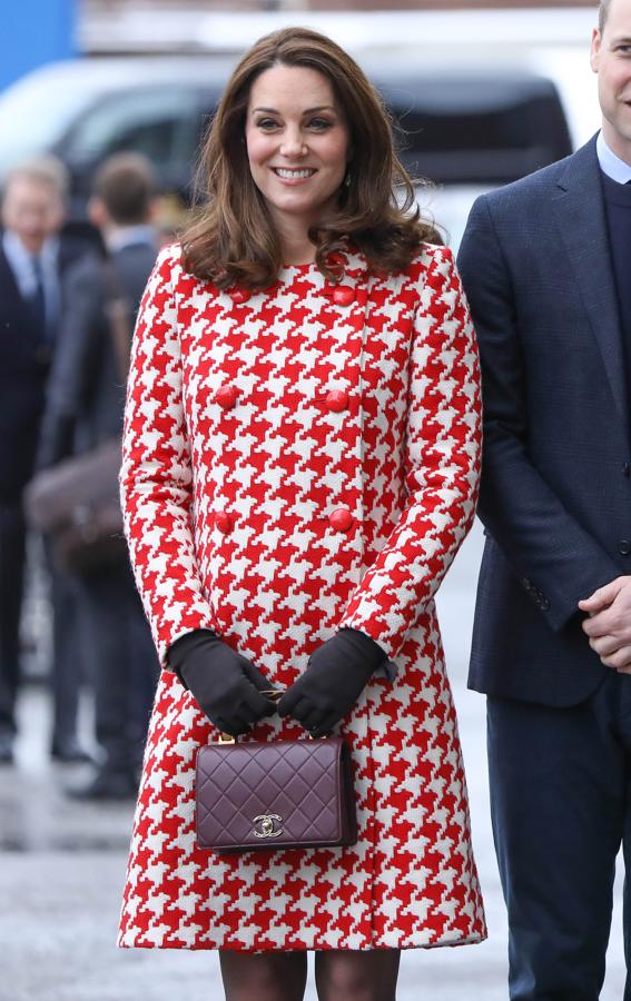 En su último viaje por Suecia y Noruega, Kate Middleton completó su look con un bolso de mano de Chanel con el característico acolchado y asa rígida de 4.235 euros