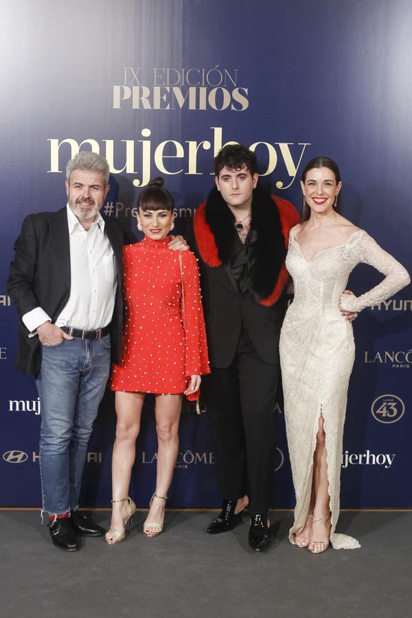 Así posaron en los Premios Mujerhoy los jueces de 'Maestros de la costura', Lorenzo Caprile, María Escoté y Palomo Spain, con la presentadora del 'talent' Raquel Sánchez Silva.