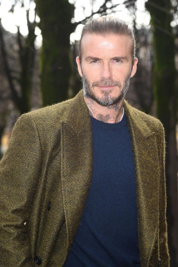 David Beckham mantiene su melena gracias a un impante capitar.