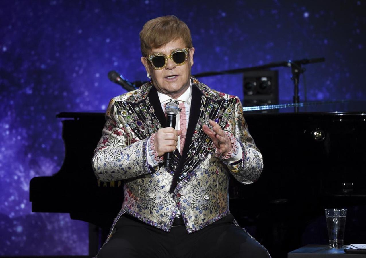 Elton John mantiene gracias al implante de pelo una preciosa melena.
