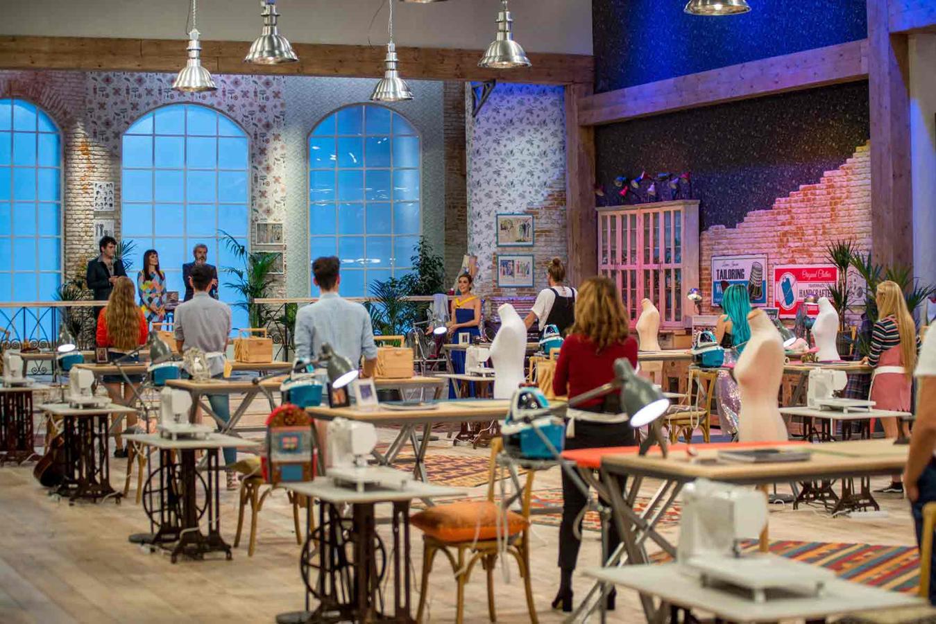 Los concursantes de 'Maestros de la costura', de TVE, trabajando con Raquel Sánchez Silva, presentadora, de testigo.