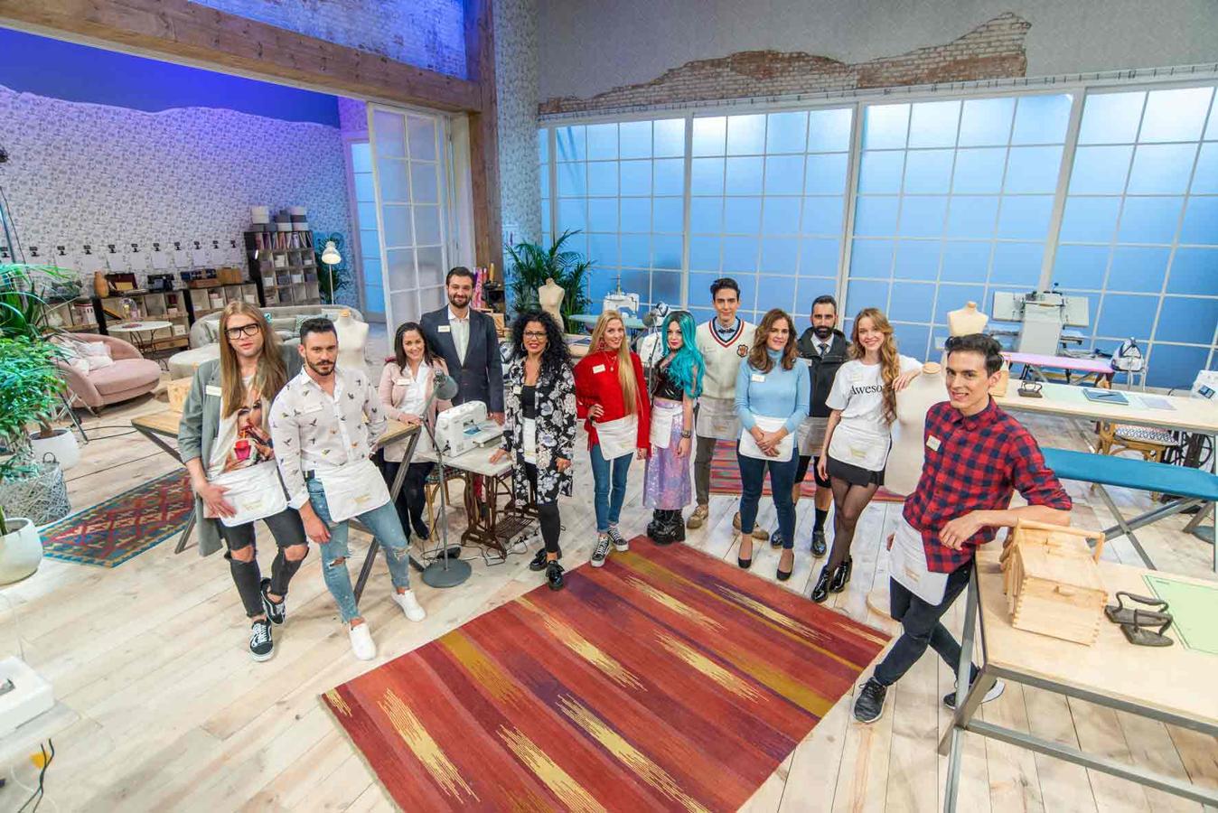 Esta es la foto de familia de los 12 participantes de la primera edición de 'Maestros de la costura'.