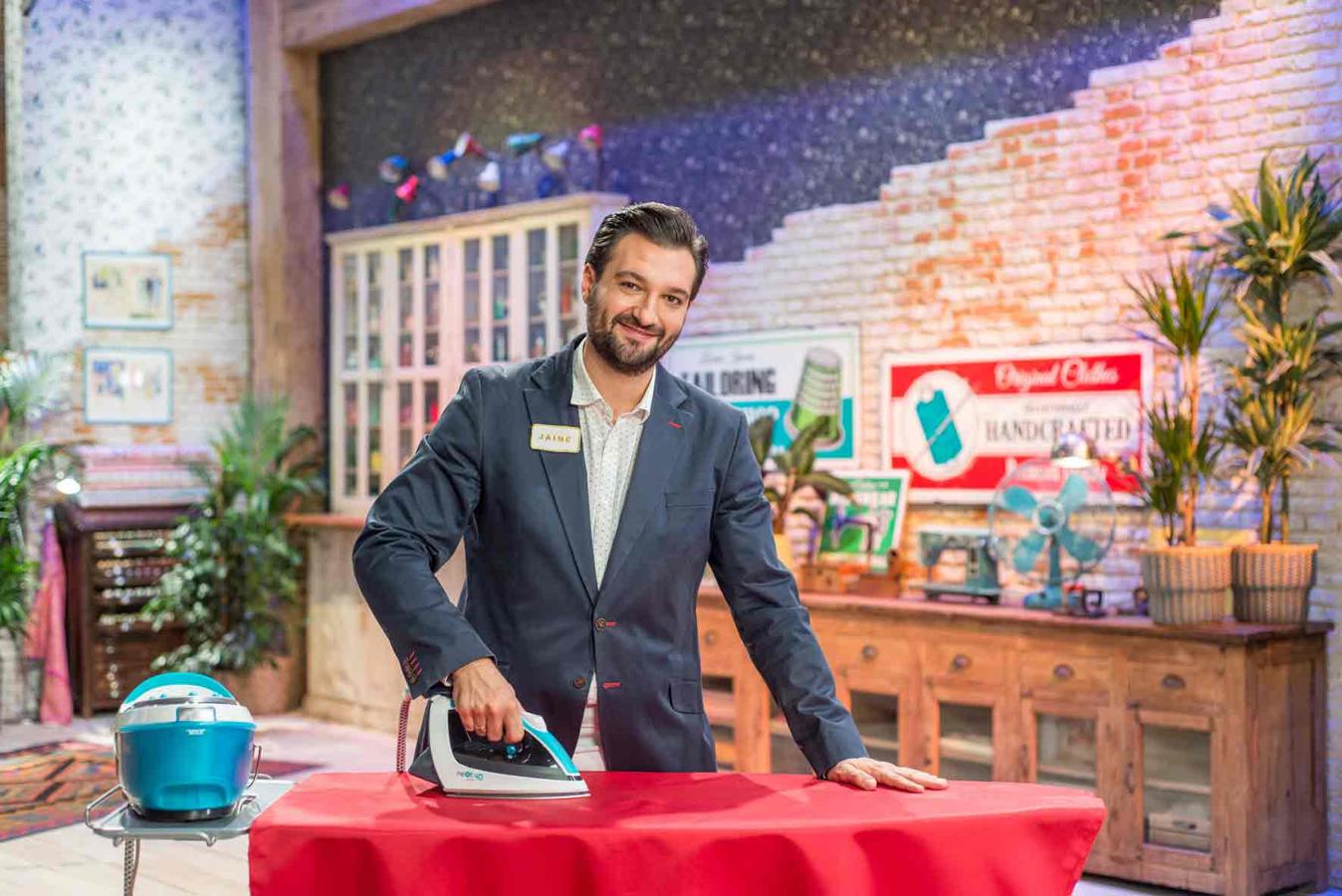 Jaime, participante de 'Maestros de la costura' de 32 año, valenciano y bordador de profesión, plancha en mano en una imagen promocional.