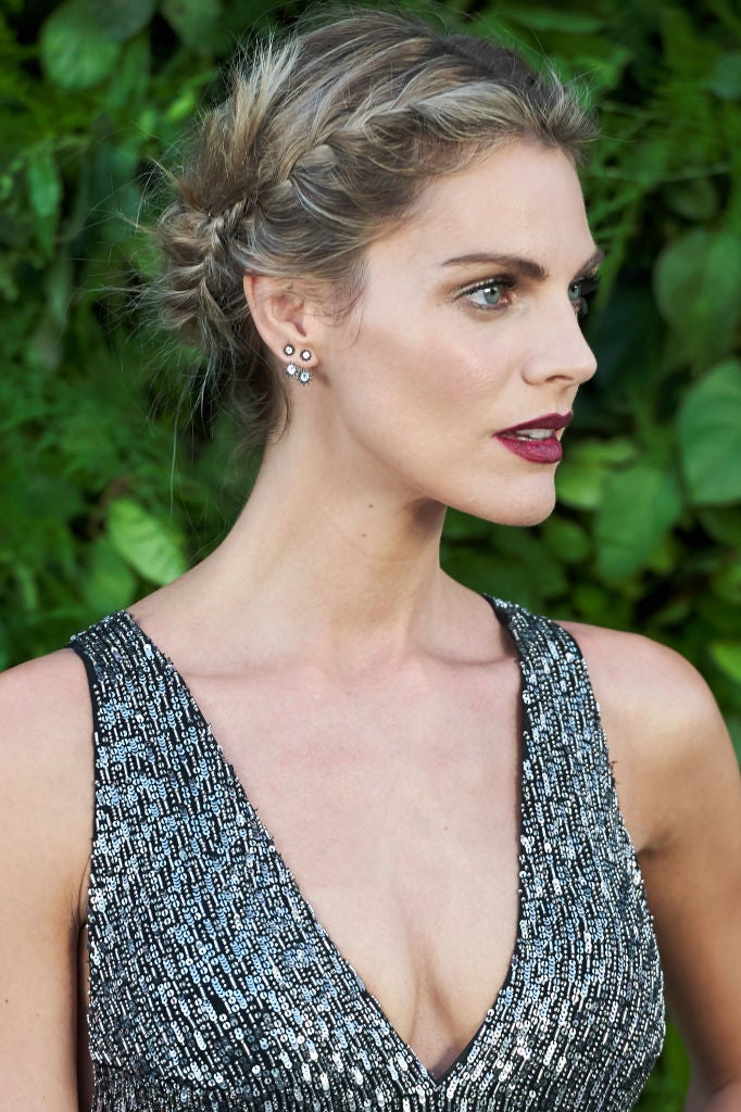 Amaia Salamanca con un recogido de trenzas y raya en el medio. Un peinado romántico y muy favorecedor.