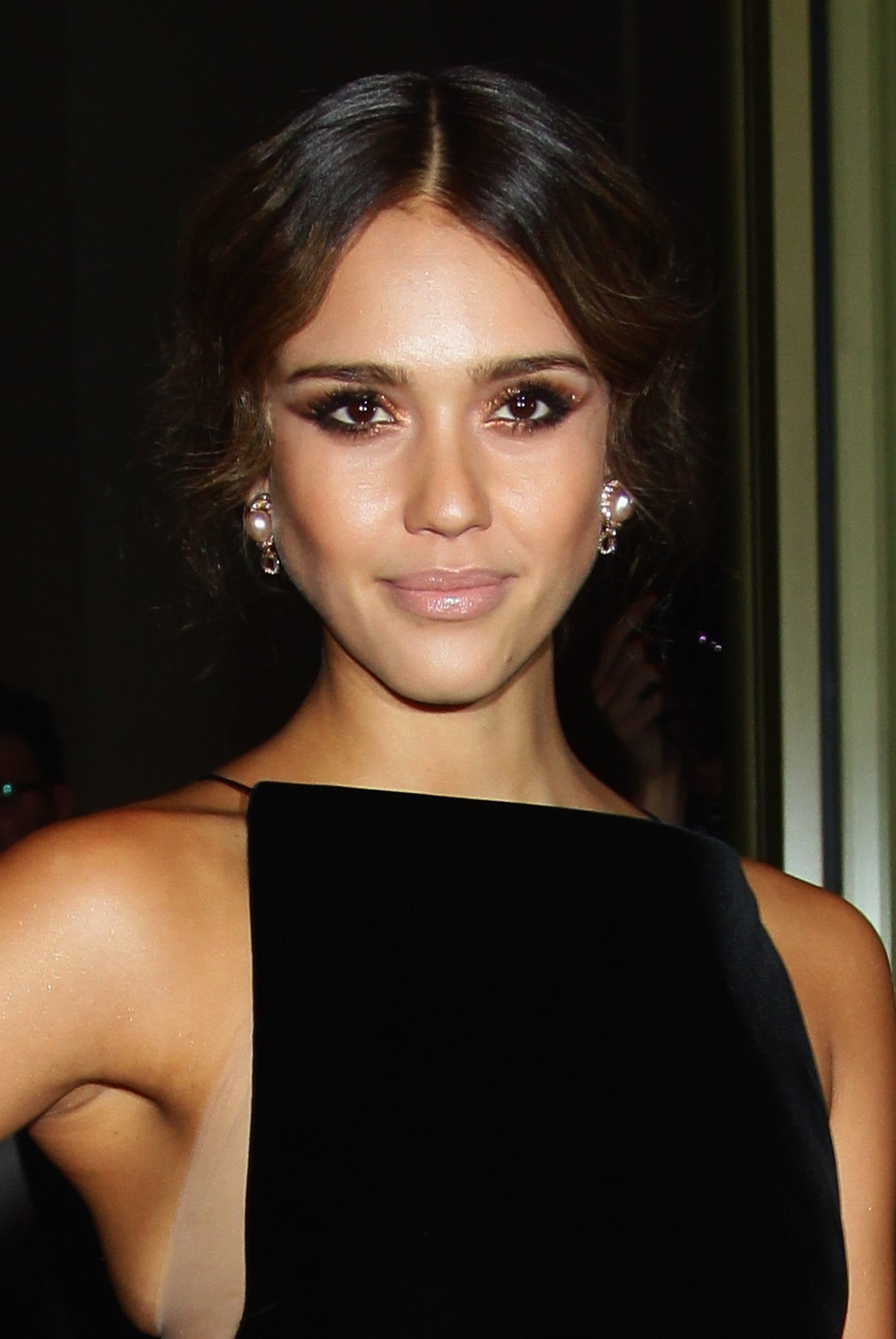 Jessica Alba con un recogido bajo, raya en el medio y el pelo con ondas al agua. Un peinado romántico y elegante.