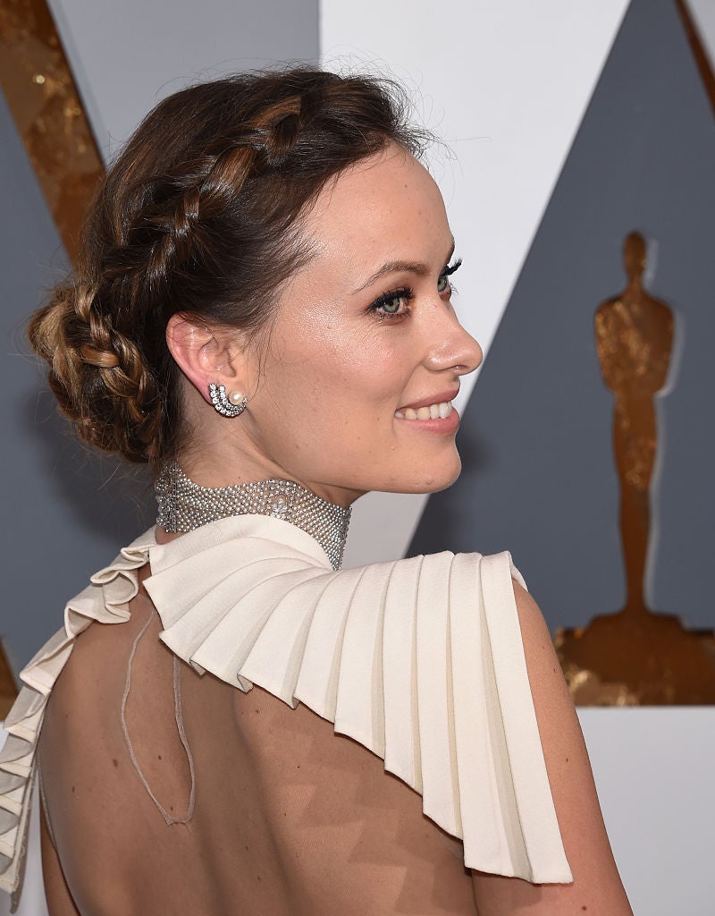 Olivia Wilde con un moño trenzado. Las trenzas son sinónimo de romanticismo, así que no pueden faltar en tu peinado para San Valentín.
