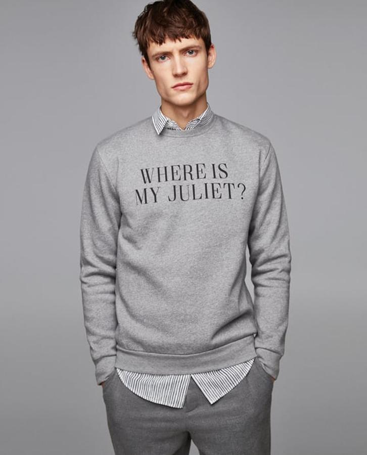 Sudadera con mensaje de Zara. Precio: 19,95 euros.