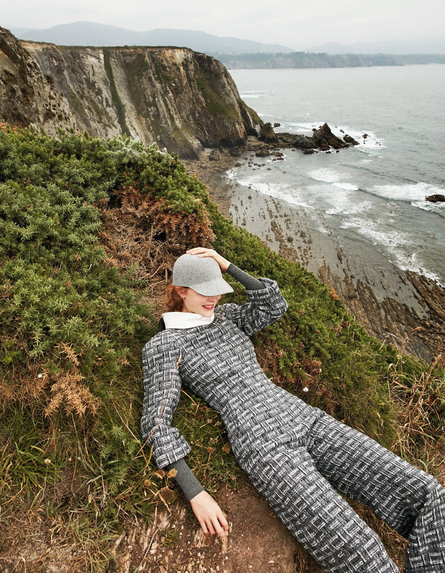 Mono de Chanel. La gorra es de El Corte Inglés.