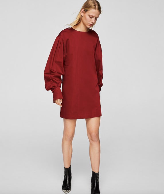 Vestido con manga abollonada de Mango: 19,99 euros.