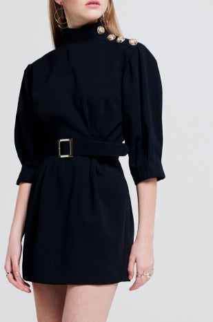Vestido negro de cuello alto y botones XL de Storets: 96 euros.
