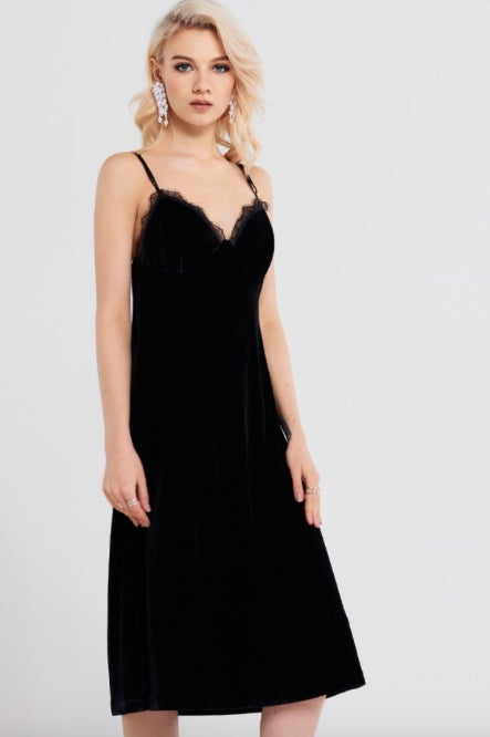 Vestido negro de terciopelo de Storets: 68 euros.