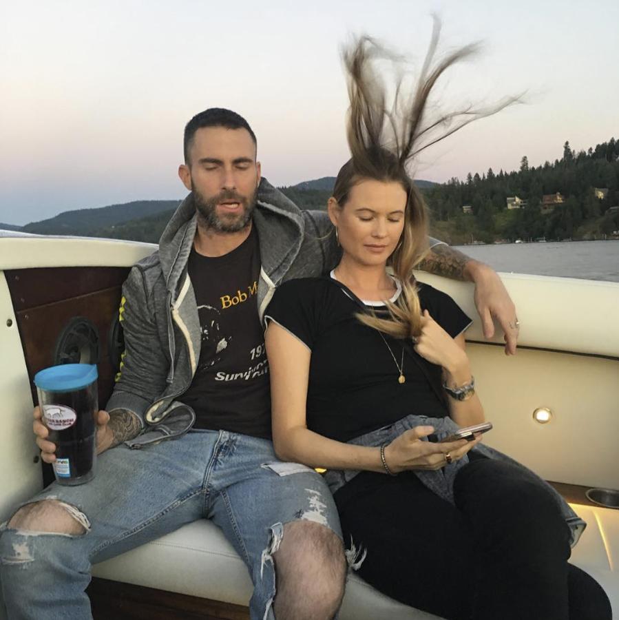 Behati Prinsloo es la mujer que ha robado el corazón de Adam Levine . El cantante proclama continuamente su amor.