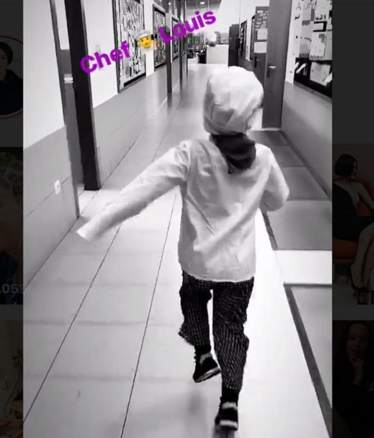 Blanca Romero publicaba este 'Stories' en Instagram, de su hijo Martín llegando al colegio y vestido del gran 'Chef Louis'.