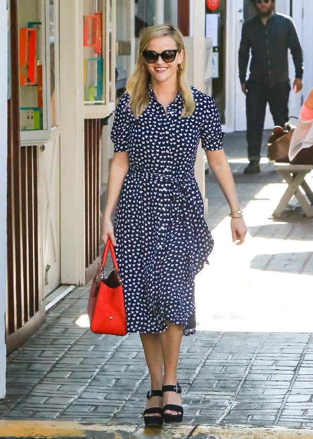 En Los Ángeles, Reese Wintherspoon nos enseñó a llevar con mucho estilo un vestido camisero con estampado de corazones en los días previos a San Valentìn