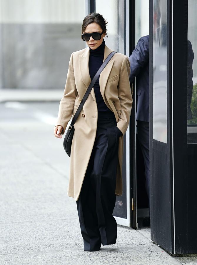 Victoria Beckham, con un look ovesize y abrigo de cámel, su look más fácil de copiar.