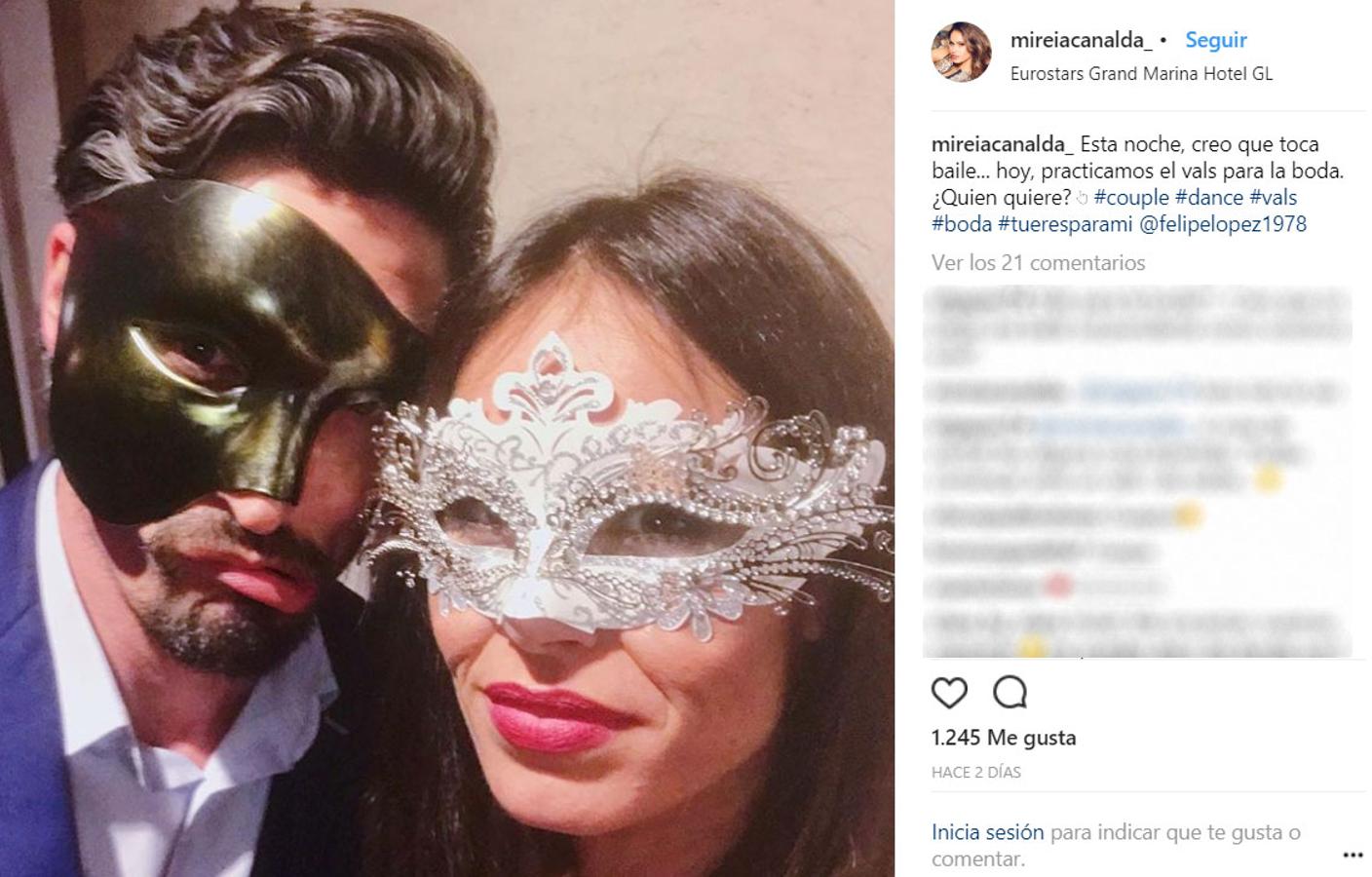 Mireia Canalda y Felipe López optaron por estas elegantes máscaras.