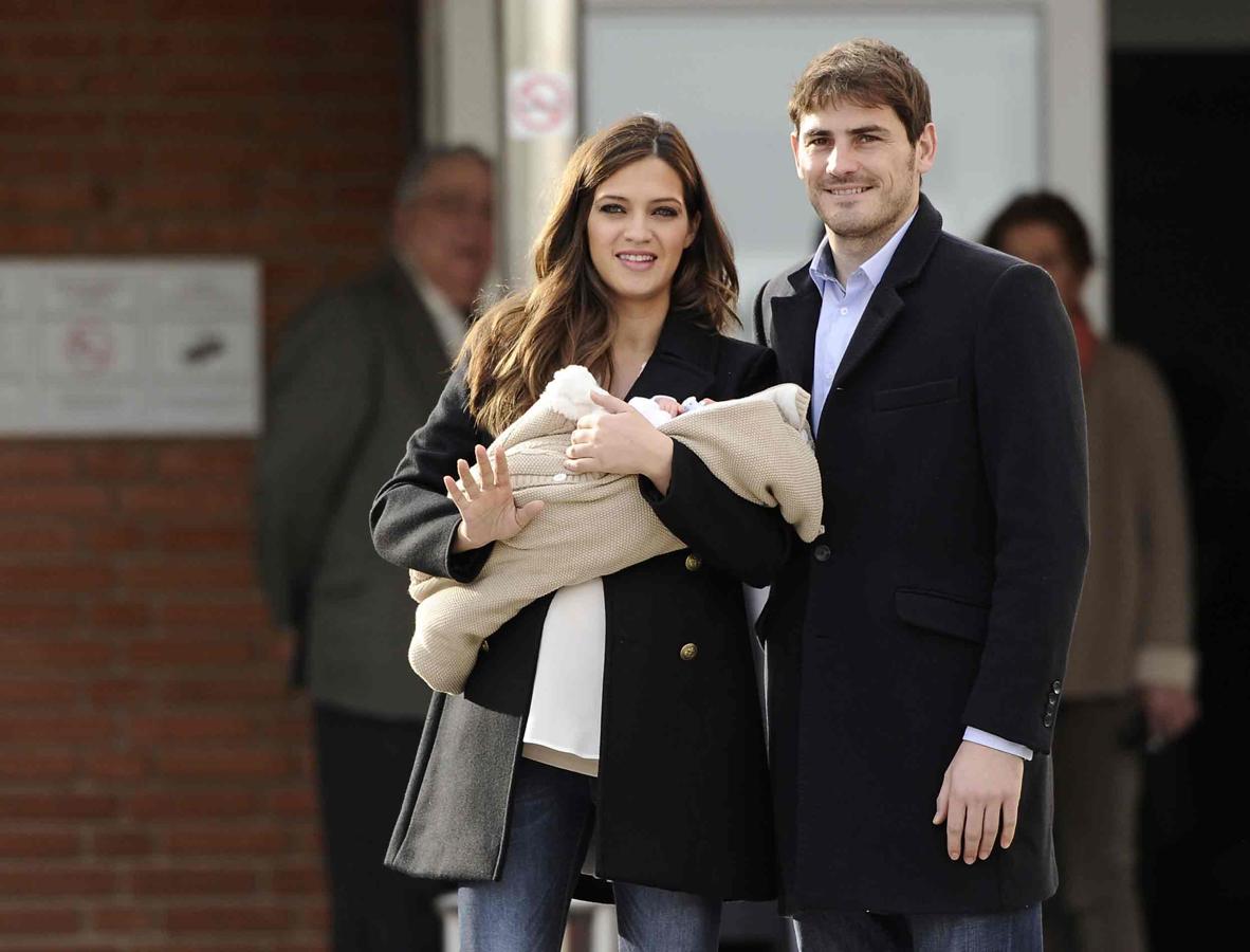El 8 de enero de 2014, Iker Casillas y Sara Carbonero presentaban, a las puertas del centro médico, a su primogénito, MArtín.