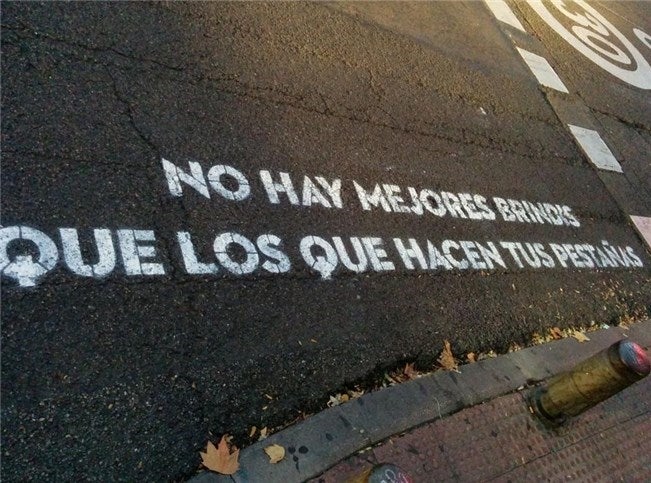 'No hay mejores brindis que los que hacen tus pestañas' es una de las frases que formó parte de la iniciativa 'Madrid te comería a versos', de Boa Mistura, con fragmentos de canciones de Leiva y Rayden.