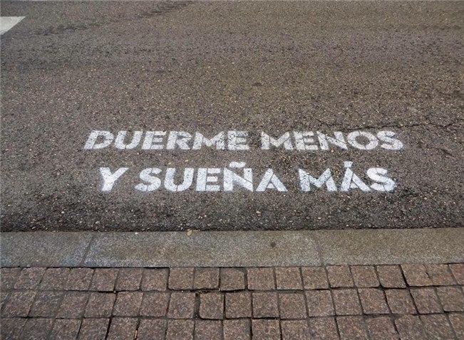 'Duerme menos y sueña más' es una de las frases que formó parte de la iniciativa 'Madrid te comería a versos', de Boa Mistura, con fragmentos de canciones de Leiva y Rayden.
