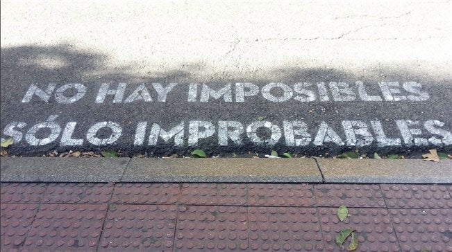 'No hay imposibles, solo improbables' es una de las frases que formó parte de la iniciativa 'Madrid te comería a versos', de Boa Mistura, con fragmentos de canciones de Leiva y Rayden.