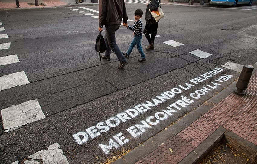 'Desordenando la felicidad, me encontré con la vida' es una de las frases que formó parte de la iniciativa 'Madrid te comería a versos', de Boa Mistura, con fragmentos de canciones de Leiva y Rayden.