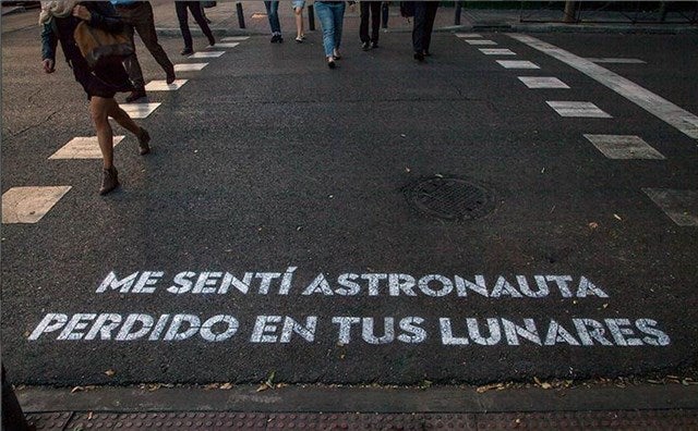 'Me sentí astronauta perdido en tus lunares' es una de las frases que formó parte de la iniciativa 'Madrid te comería a versos', de Boa Mistura, con fragmentos de canciones de Leiva y Rayden.