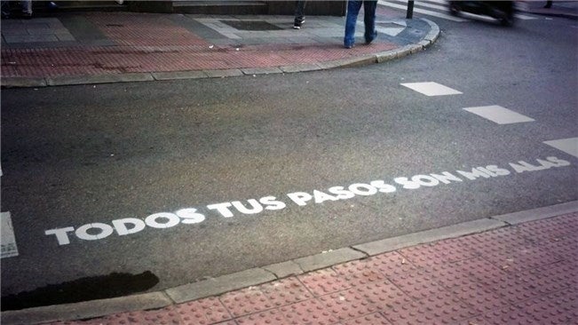 ''Todos tus pasos son mis alas' es una de las frases que formó parte de la iniciativa 'Madrid te comería a versos', de Boa Mistura, con fragmentos de canciones de Leiva y Rayden.