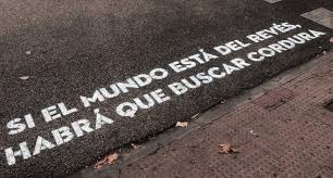 'Si el mundo está del reeés, habrá que buscar cordura', es una de las frases que formó parte de la iniciativa 'Madrid te comería a versos', de Boa Mistura, con fragmentos de canciones de Leiva y Rayden.