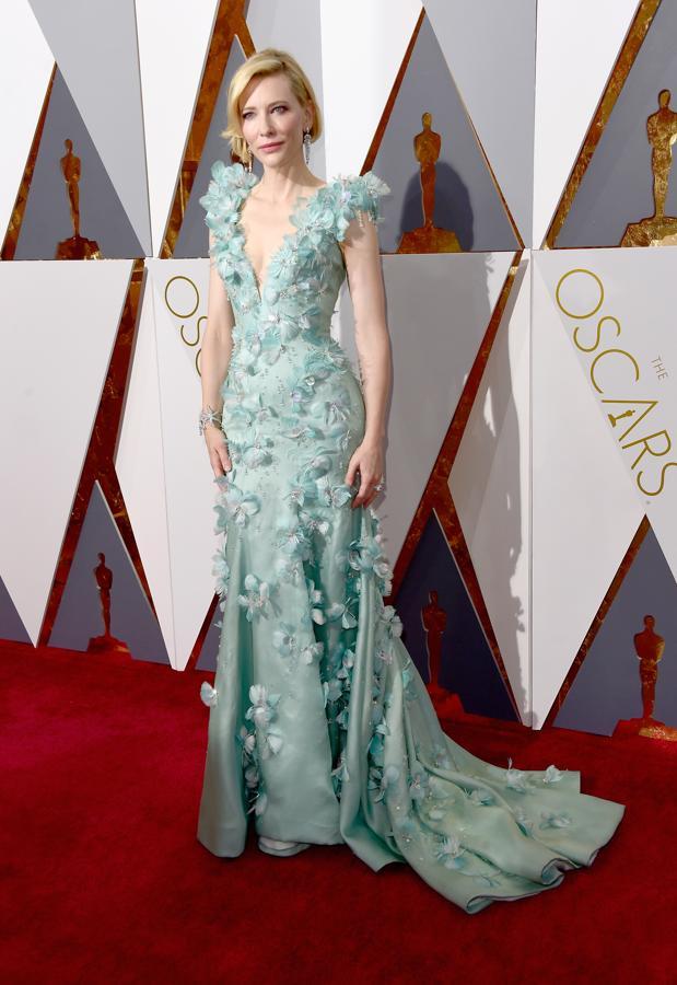 El vestido de Cate Blanchett en los Oscar de 2016 despierta opiniones enfrentadas. Hubo a quien le horrorizó por cursi pero a nosotras su Armani Privé nos enamoró