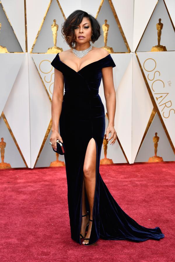 Taraji P. Henson lució uno de los escotes más vertiginosos de los Oscar de 2017 con su vestido de terciopelo azul marino de Alberta Ferretti.