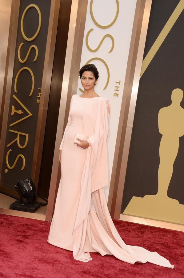 Sencilla y elegantísima, Camila Alves confió en el 'savoir faire' de Gabriela Cadena en los Oscar de 2014. La cola que caía de la manga marcaba la diferencia.