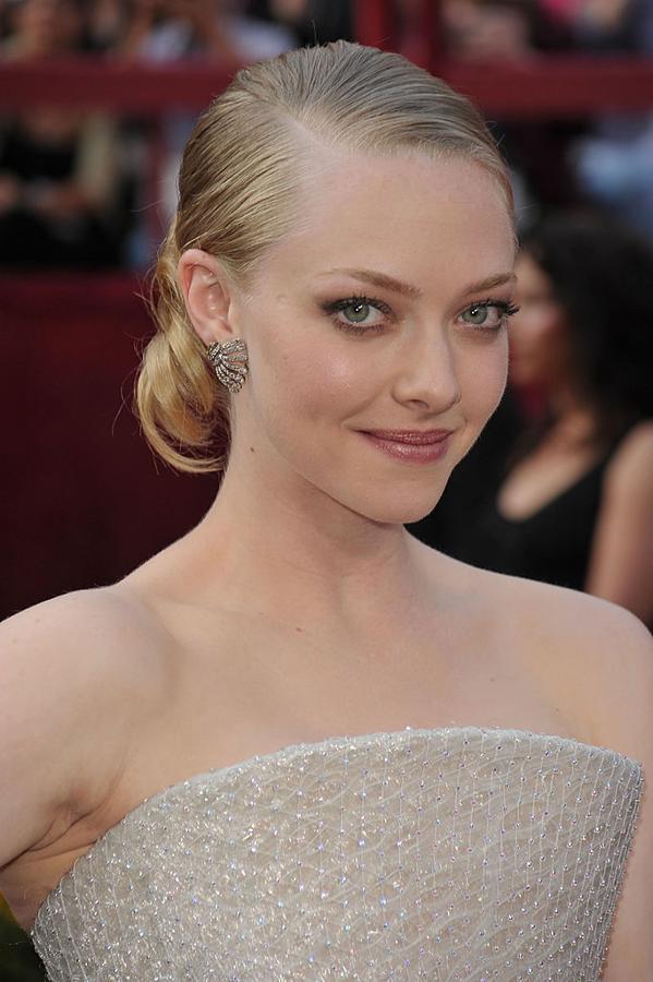 Amanda Seyfried con recogido bajo semideshecho muy pulido, y maquillaje luminoso en tonos rosas en los Oscar 2010.
