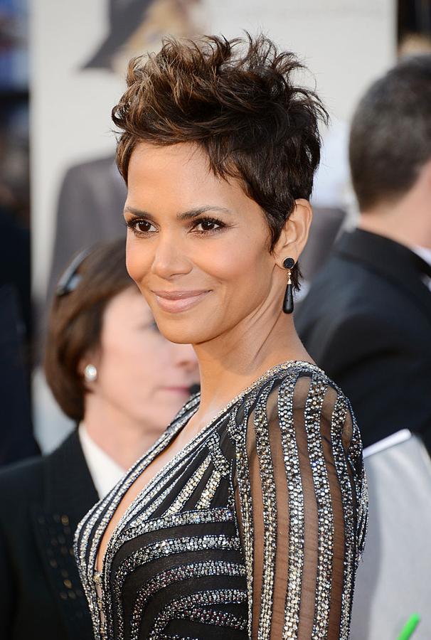 Halle Berry con pixie peinado con mucho volumen y con efecto 'messy' en los Oscar 2013. Su maquillaje en tonos marrones, muy acertado.