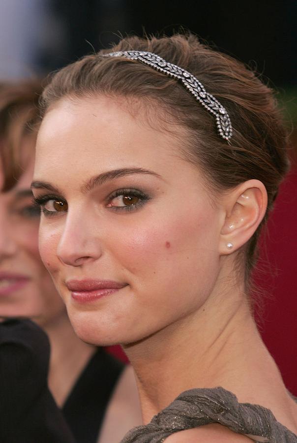 Con una jovencísima Natalie Portman lucía en los Oscar de 2005 un moño adornado con diadema y maquillaje de ojos ahumados en gris.