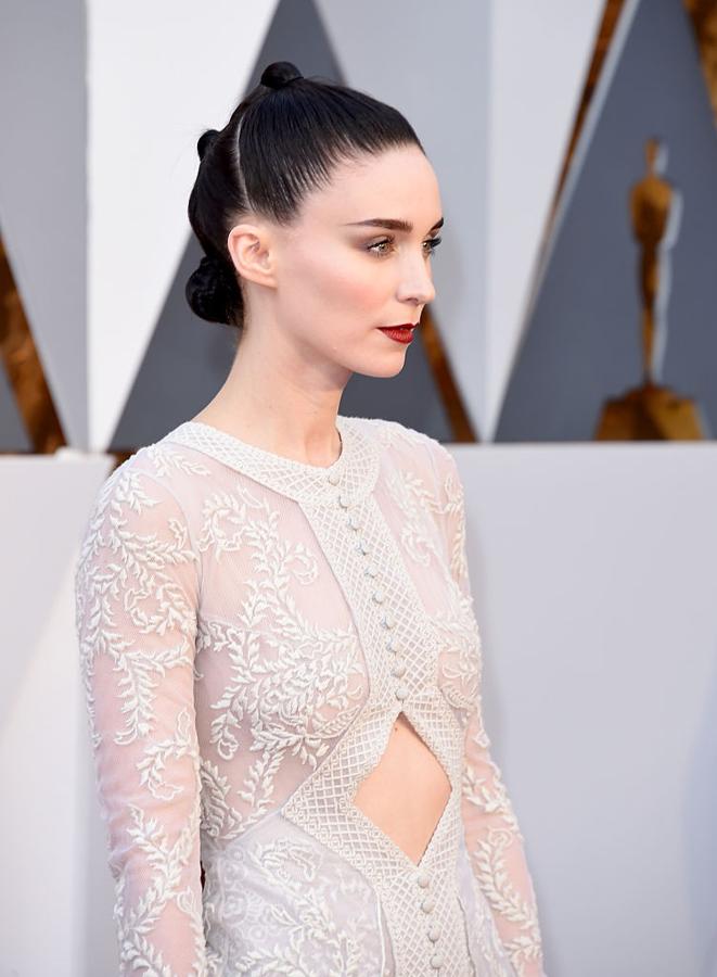 Rooney Mara con un original recogido muy pulido en los Oscar 2016: una coleta adornada con tres moñetes que acompañó con labios burdeos y piel de porcelana.