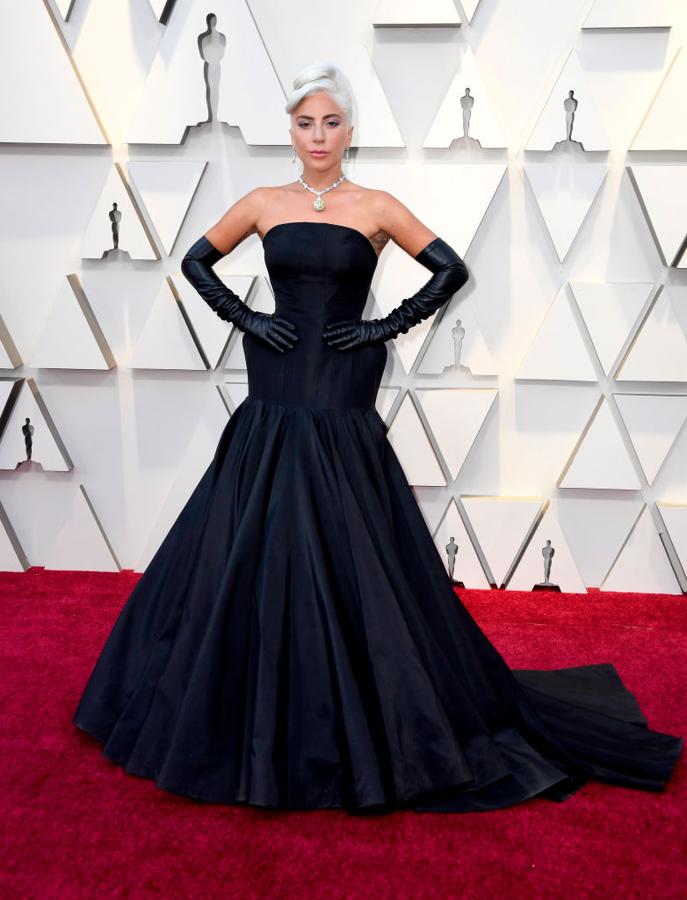 Puede que este vestido negro de Lady gaga no haya sido uno de los más espectaculares de la historia de estos premios, pero era imposible no meterla en esta selección de los más bonitos, aunque solo sea por su valor sentimental. ¿A quién no se le ponen los pelos de punta cada vez que recuerda  su actuación con Bradley Cooper en la gala de 2019 ?