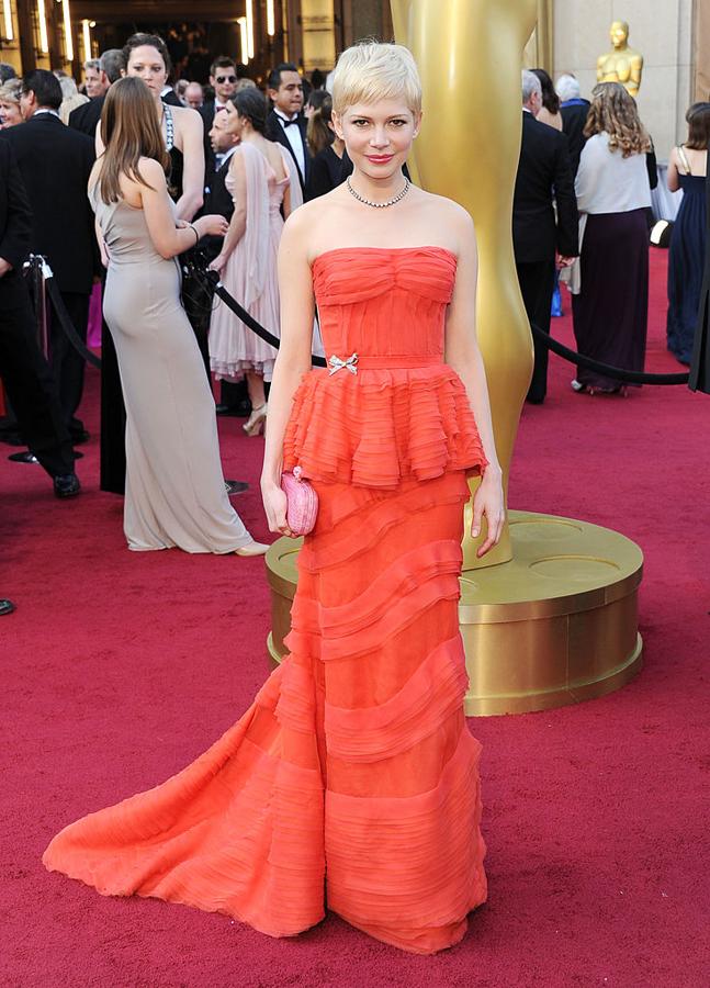 Louis Vuitton firmaba este vestido drapeado, de corte peplum y silueta sirena, que Michelle Williams llevó a los Oscar de 2012.
