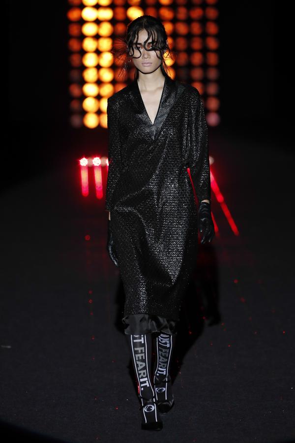 Y próximo invierno también. La española Ana Locking presentó en Madrid su colección otoño invierno 2018 con un toque muy futurista.