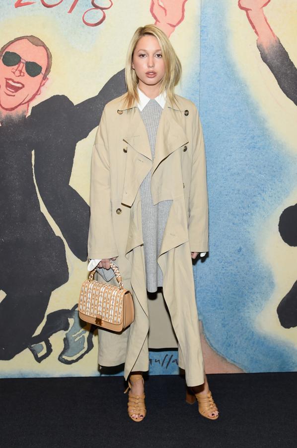 Olimpia de Grecia es toda una it girl que no se pierde los desfiles. Desafió al frío de Nueva York con un vestido de punto, gabardina y sandalias de Michael Kors